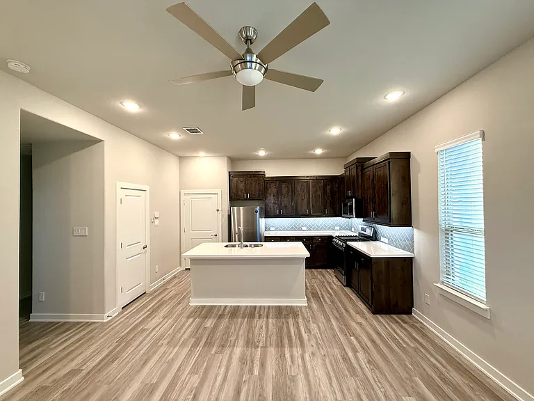 1321 Pebblebrook Ln — Photo 10