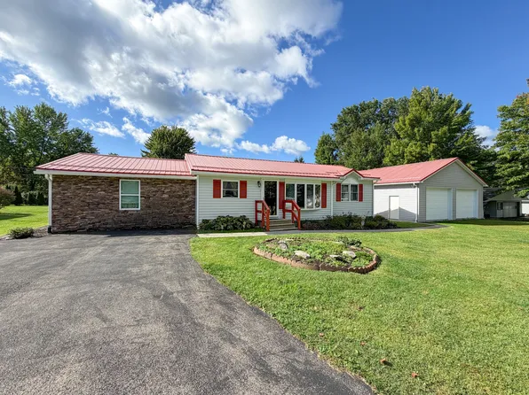 1393 Center Dr, Jamestown, PA 16134