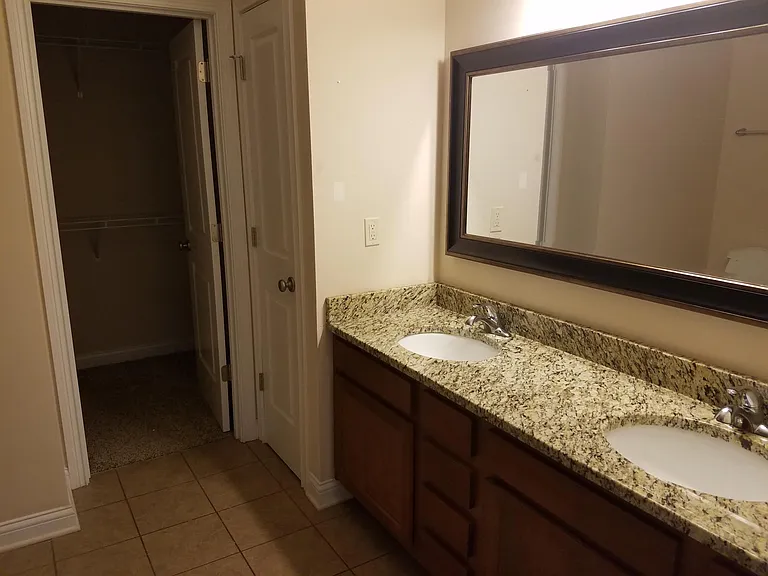 1052 Hunterallen Dr — Photo 11