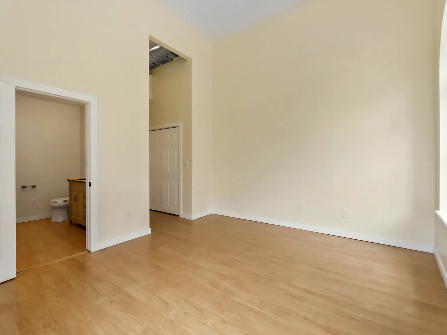 1 bed, 1.5 bath, 827 sqft, $1,490 — Photo 4