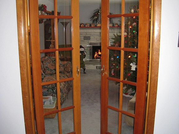French doors lead to the livingroom