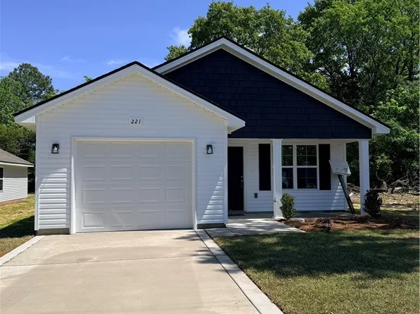 221 S 5th St, Spring Lake, NC 28390