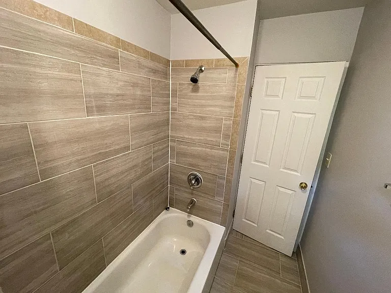 2216 Lyndhurst Ave — Photo 2