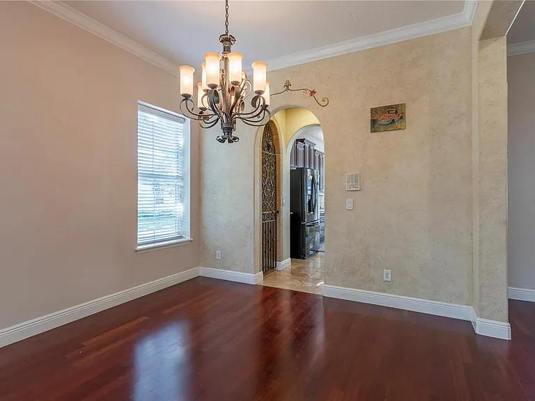 1608 Hanks Ave — Photo 7