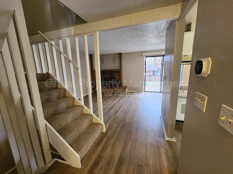 492 S Dover Ave — Photo 2