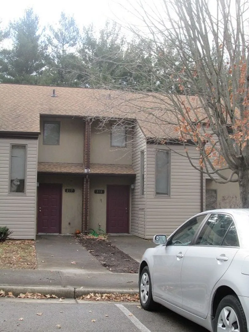 3 Bedroom 2.5 Bath Townhouse — Photo 1