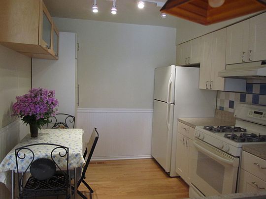 3rd image of 1119 E Randville Dr
