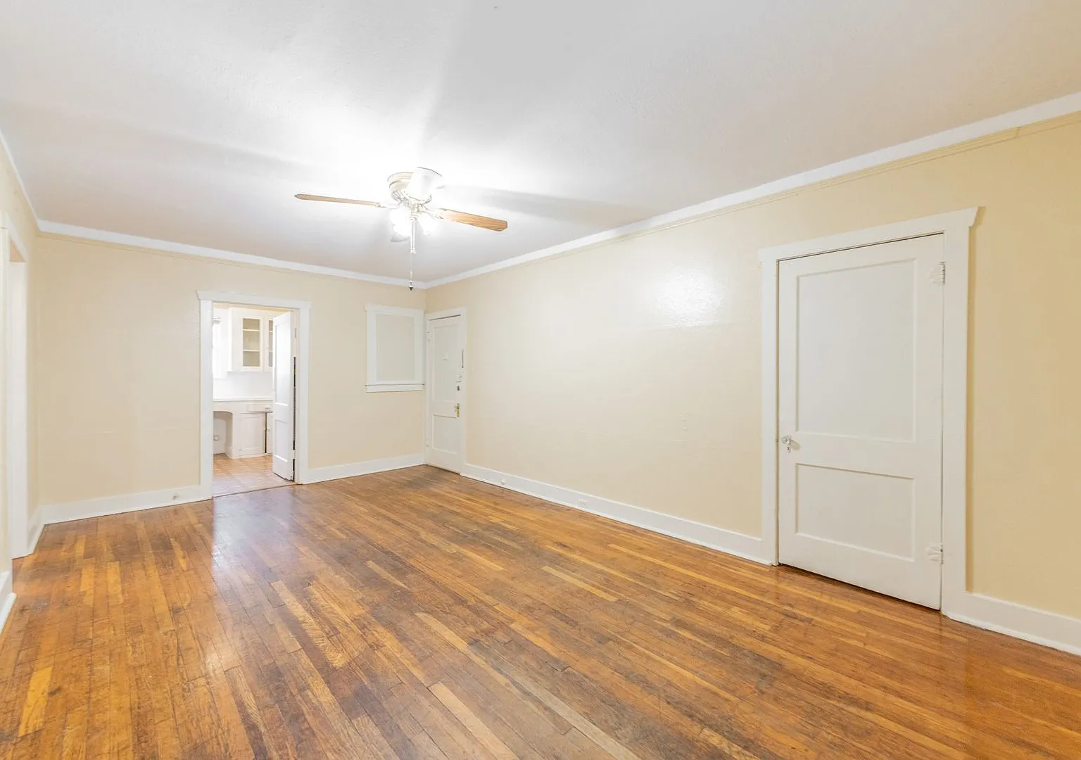 631 E Ashby Pl — Photo 2