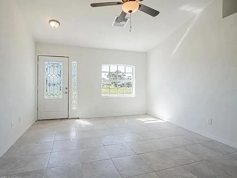 457 Aloha Ave — Photo 2