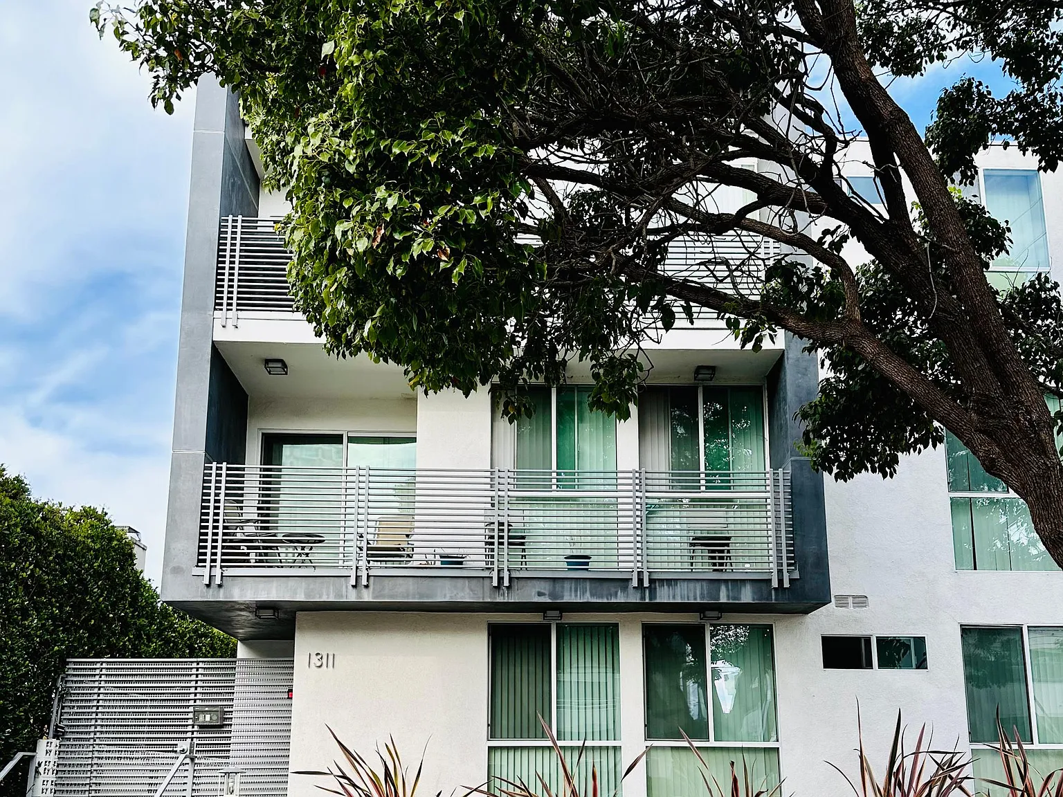2 bed, 1000 sqft, $6,000 — Photo 1
