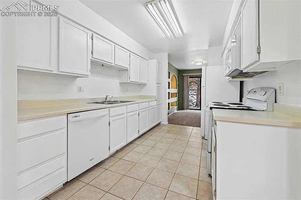 3 bed, 2040 sqft, $2,250 — Photo 2