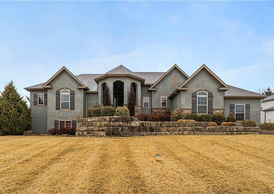 1st image of 1400 NE Woods Edge Cir