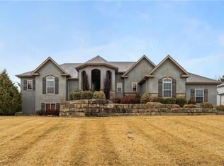 1400 NE Woods Edge Cir, Lees Summit, MO 64064