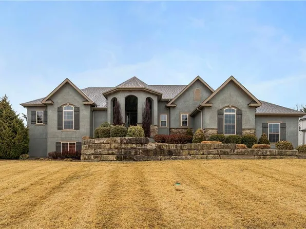 1400 NE Woods Edge Cir, Lees Summit, MO 64064