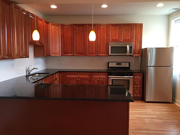 2nd image of 1423 W Rosemont Ave #1W