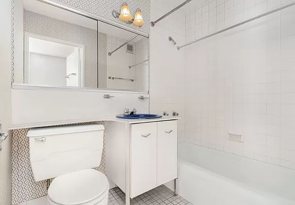 4th image of 353 E 72nd St APT 4B