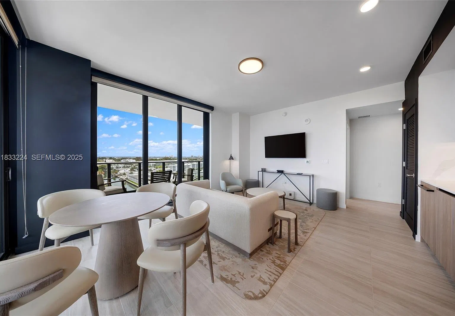 2 bed, 900 sqft, $9,900 — Photo 4