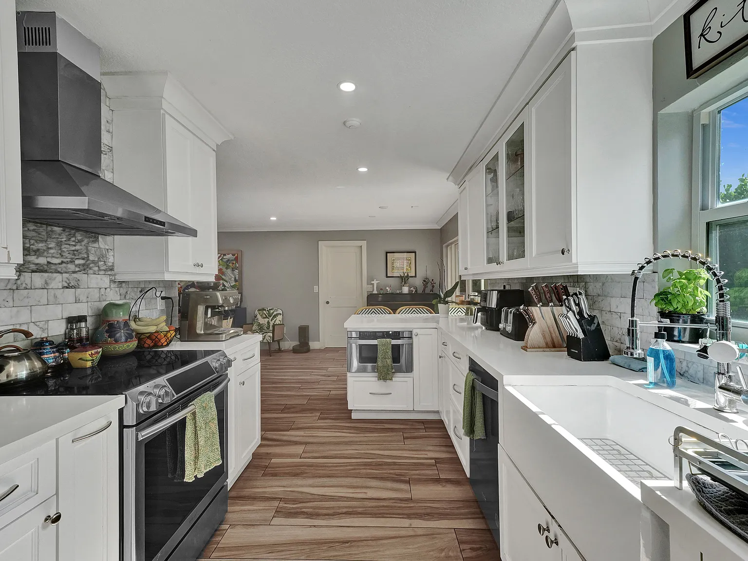 3 bed, 2700 sqft, $5,500 — Photo 2
