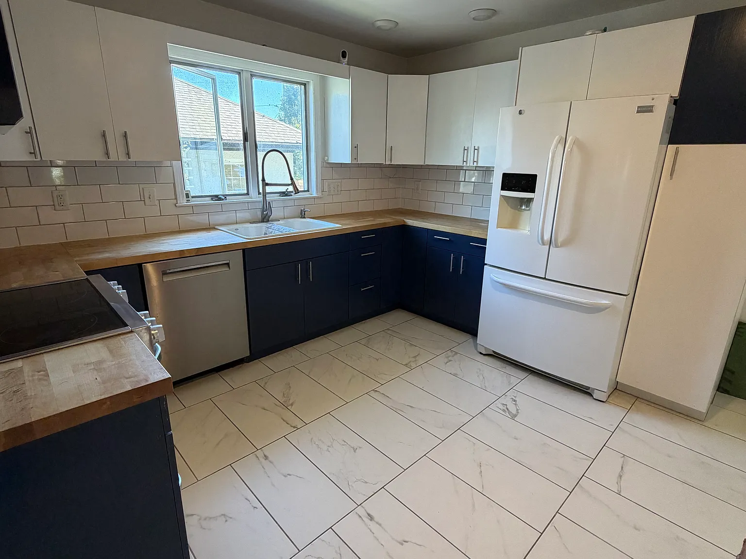 3 bed, 2200 sqft, $2,100 — Photo 2
