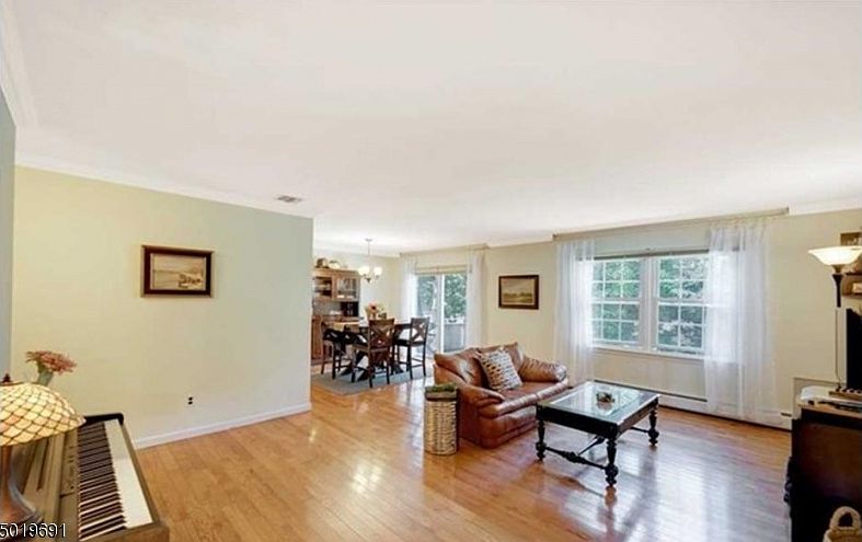 1st image of 42 CRESTWOOD MEWS