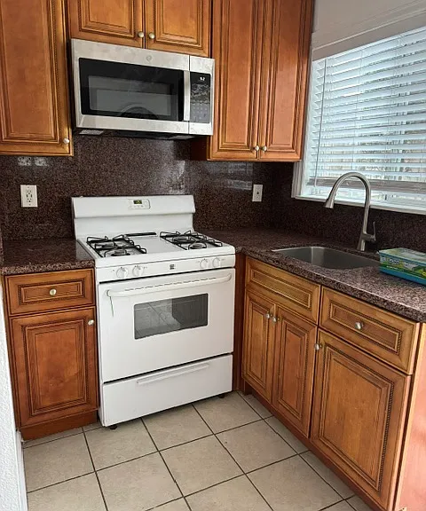 738 W 9th St — Photo 20