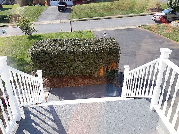 5th image of 402 Brookwood Dr