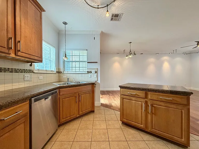 1402 Parker Ln #8 — Photo 9