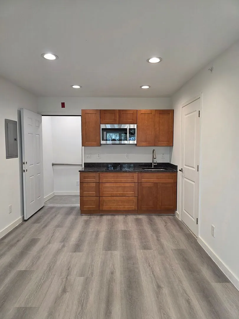 Brand-New Studio Apartment in the Heart of Queen Village — Photo 2