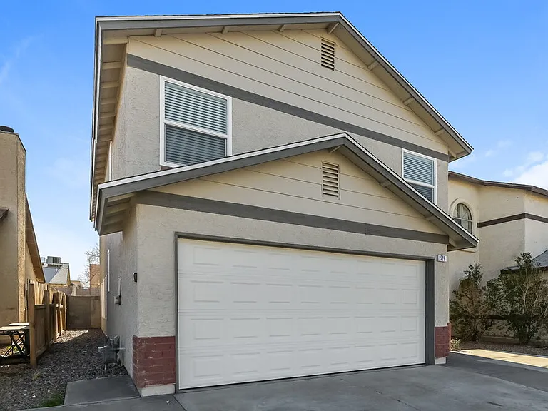 526 Dutchman Ave — Photo 4