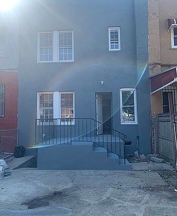 5th image of 945 E 221st St