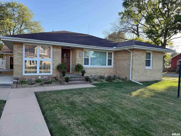 211 W Macarthur Ave, Lewistown, IL 61542