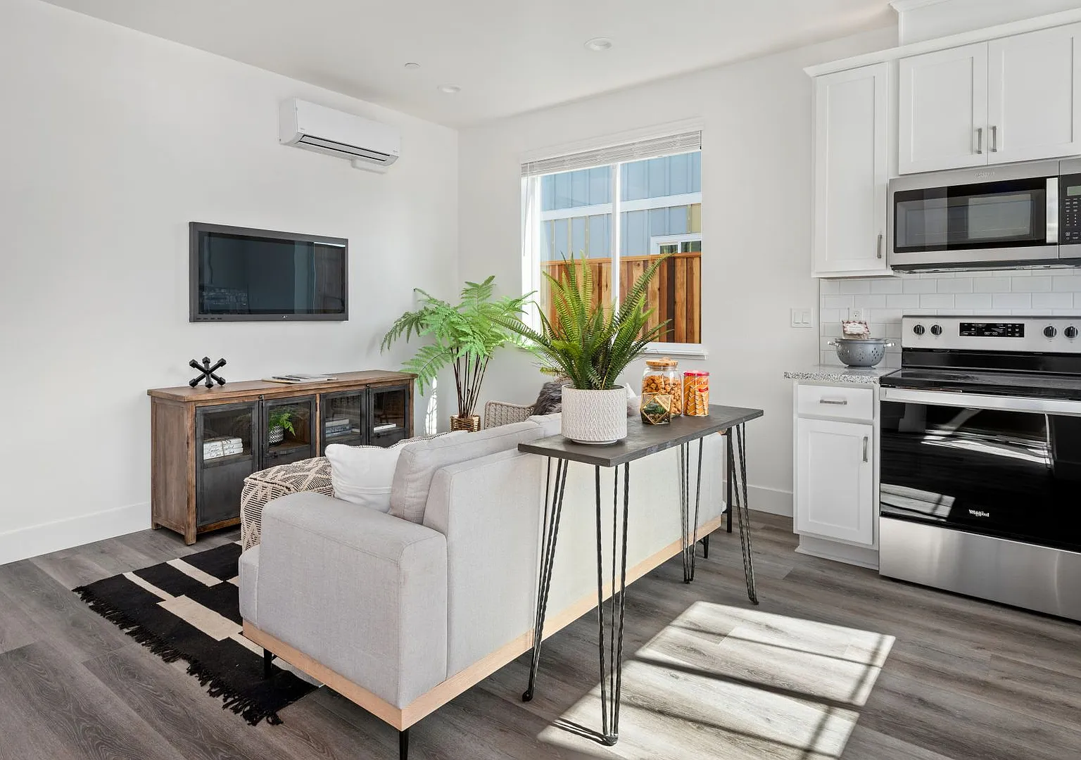 Welcome Home to this 2 bed 1 bath upper unit with side back yard — Photo 4