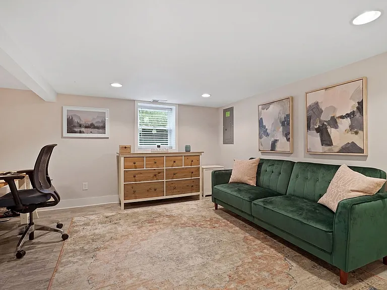 2410 S Dakota Ave NE — Photo 5