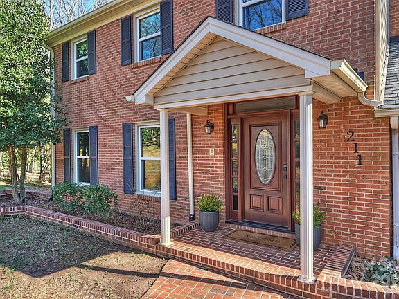 3rd image of 211 Hillcrest Dr