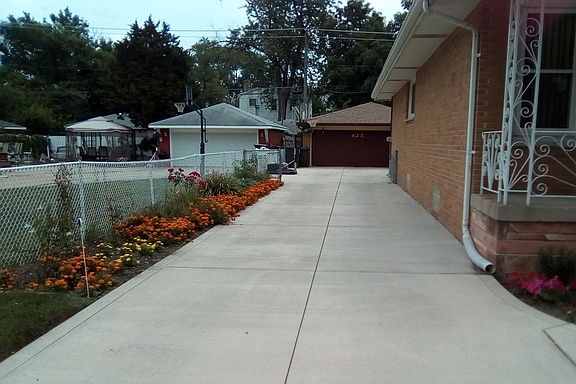 3rd image of 425 Granville Ave