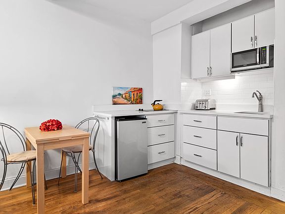 4th image of 320 E 42nd St APT 705