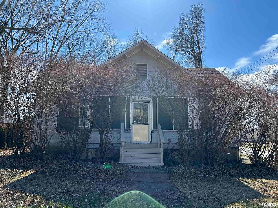 1st image of 807 W Pecan St