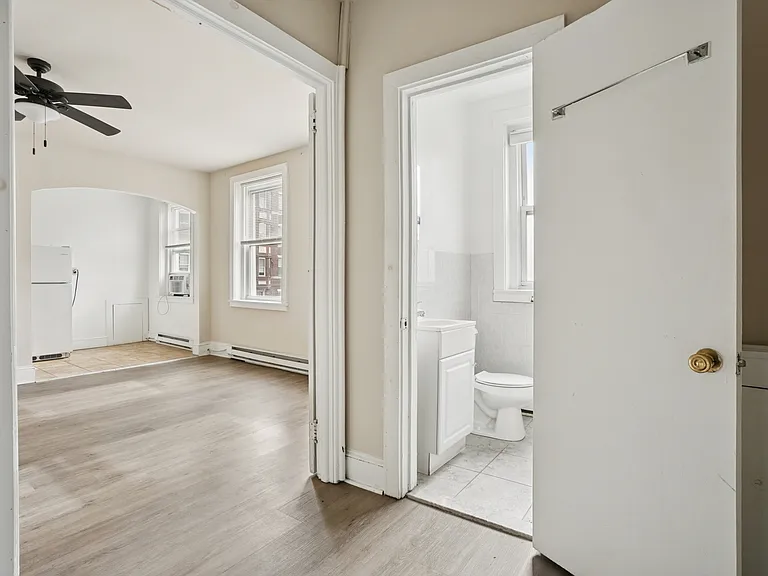 Kings Manor Apartments — Photo 9