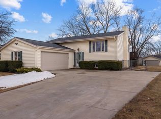 555 E Golden Ln, Oak Creek, WI 53154