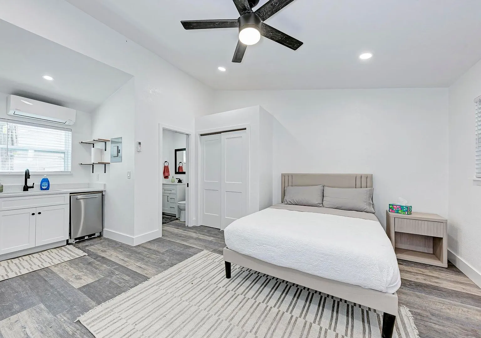 For Lease Fully Furnished Studio Near UT — Photo 4