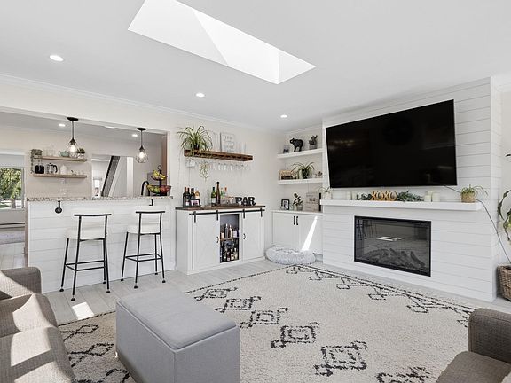 4th image of 5245 Maple Cres