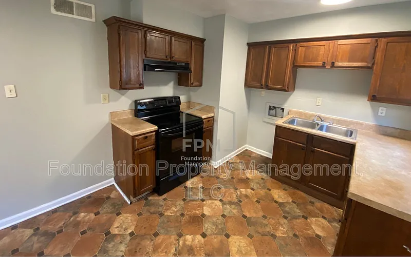 3 bed, 1.0 bath, 992 sqft, $1,025 — Photo 3