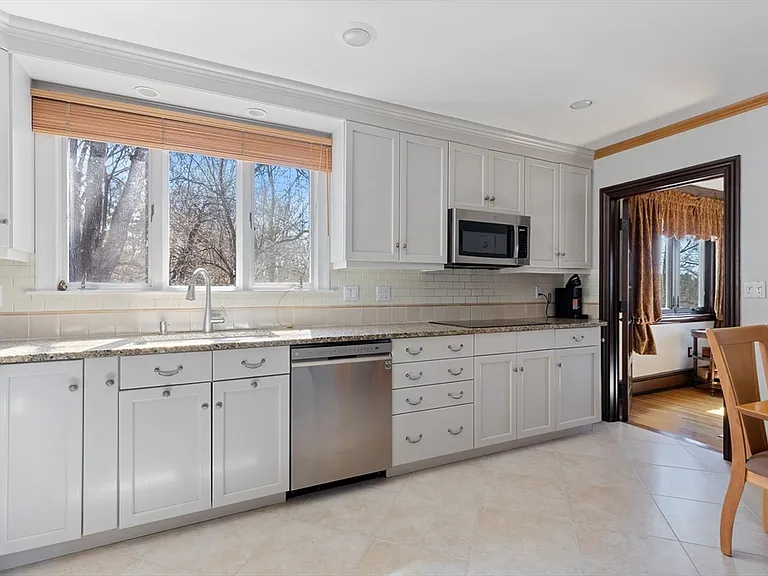10 Stonewood Dr — Photo 4