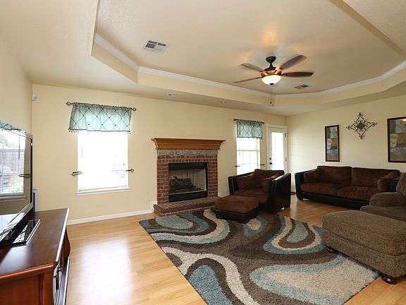 Tray ceilings in living