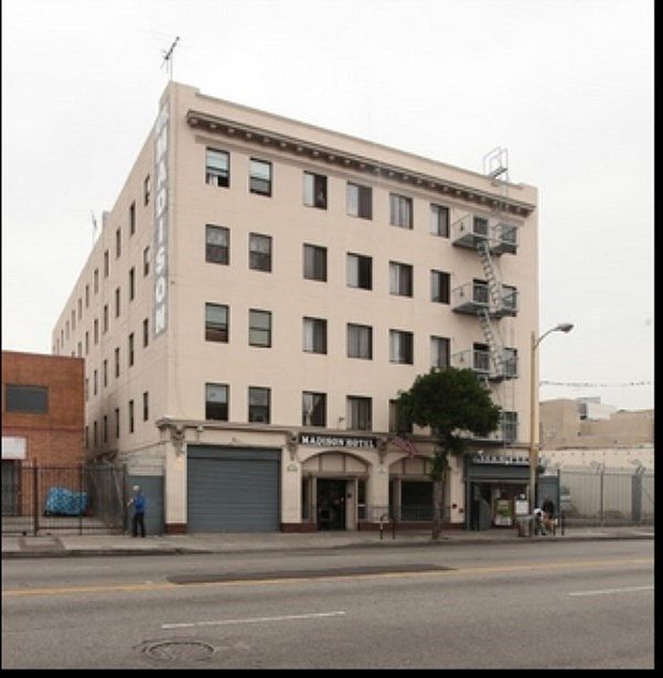 1st image of 423 E 7th St