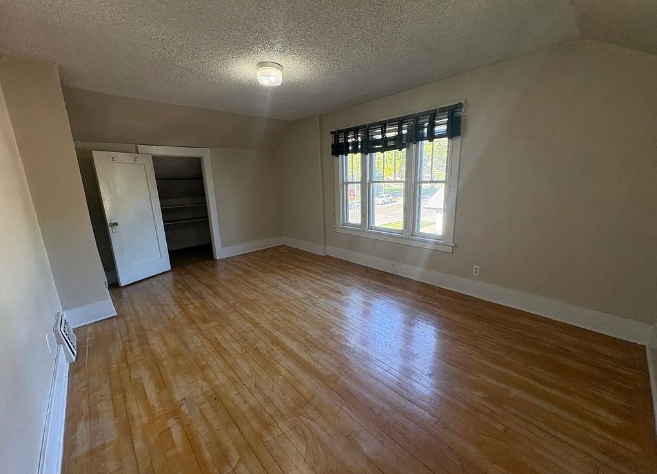 3 bed, 2338 sqft, $1,600 — Photo 4