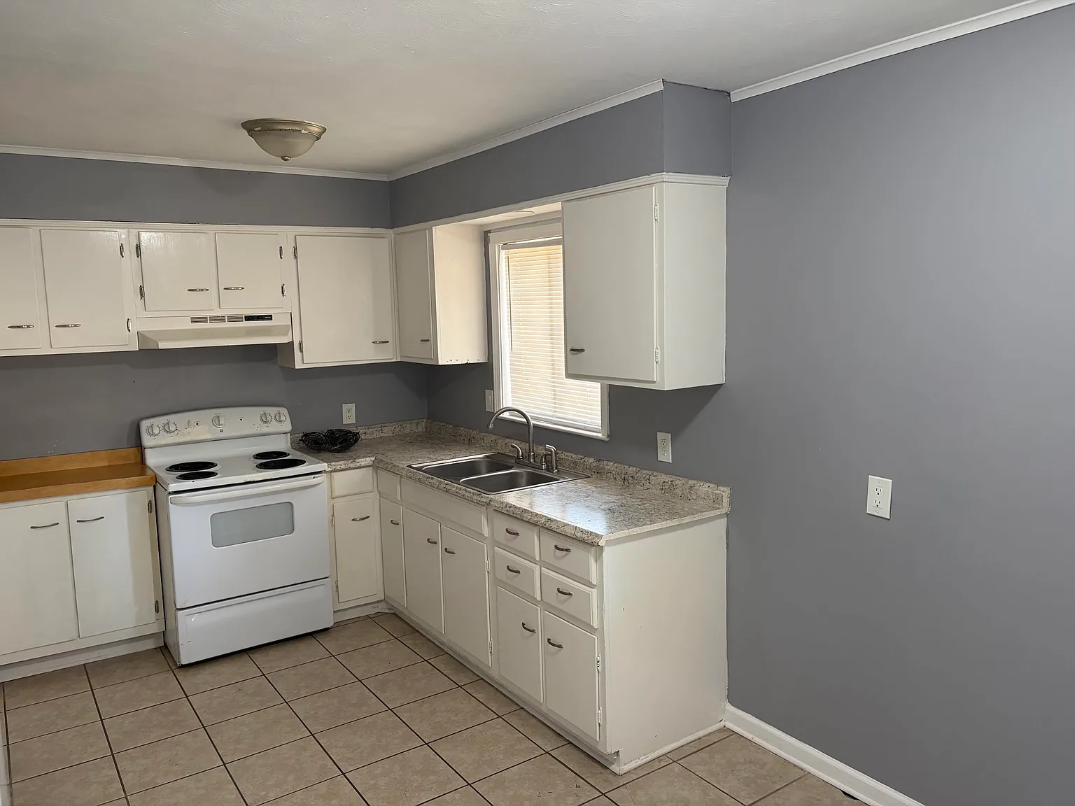 2 bed, 1.0 bath, 3684 sqft, $900 — Photo 3
