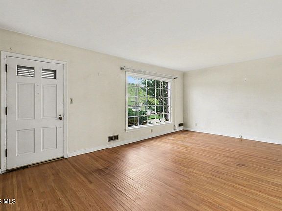 4th image of 2647 Stamford Dr