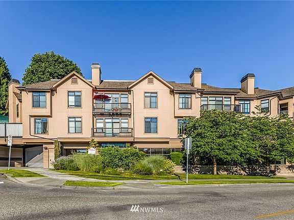 Welcome to the Tremezzo! This top floor corner unit has it all. Come check it out!