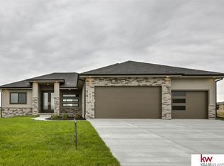 18216 Cheyenne Rd, Omaha, NE 68136